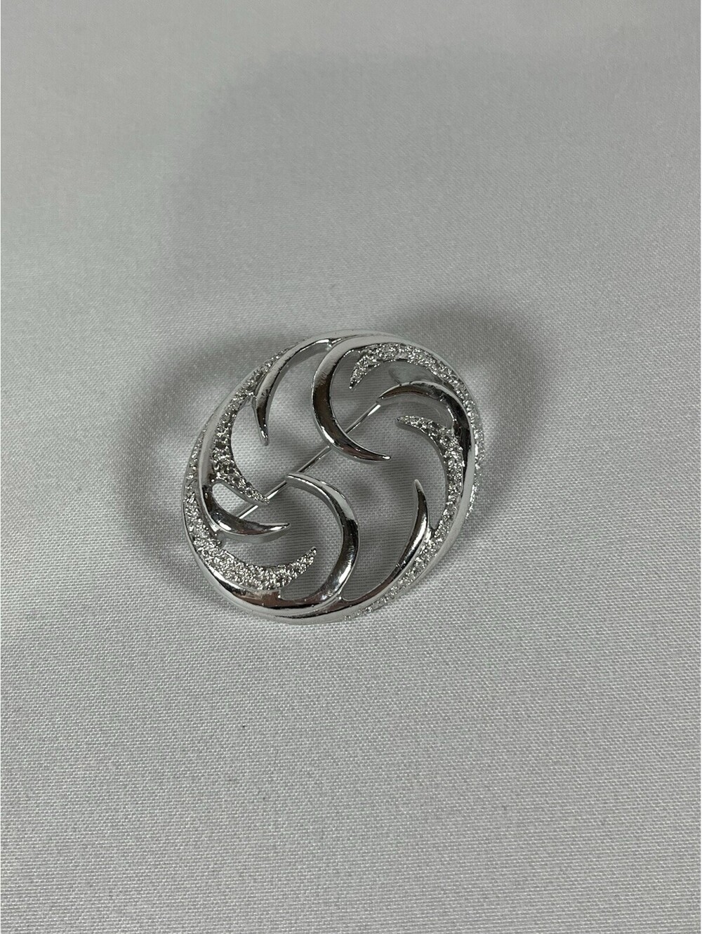 Vintage 1970s Sarah Coventry Leaf Circle Brooch Open Swirl